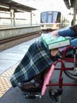 西利の漬物をにぎしめる妹